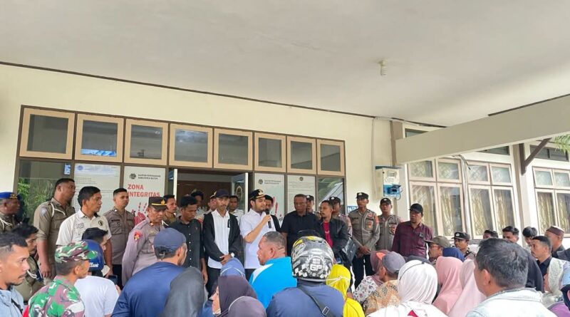Bupati Buton Alvin Akawijaya Putra saat Bertemu dengan Demonstran Desa Wabula terkait Persoalan kepemilikan sertifikat lahan warga, melalui program Pendaftaran Tanah Sistematis Lengkap (PTSL).